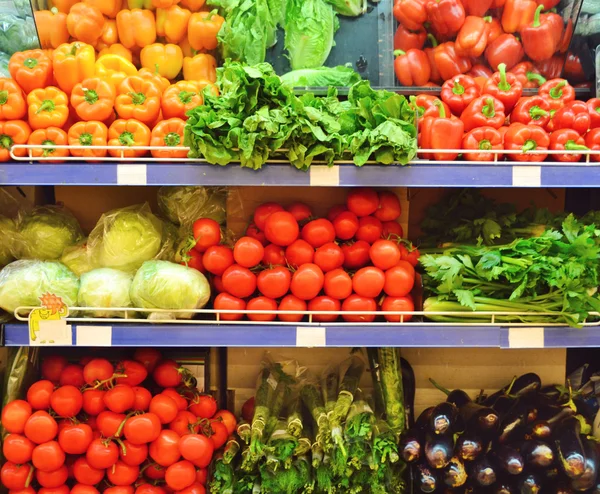 Verduras en la tienda de comestibles — Foto de Stock
