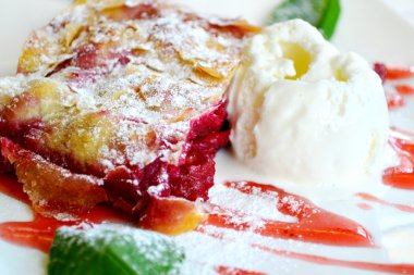 dondurma ve nane ile vişne strudel