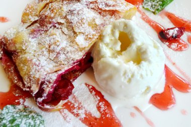 dondurma ve nane ile vişne strudel