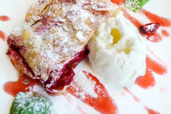 Strudel de cereza con helado y menta — Foto de Stock