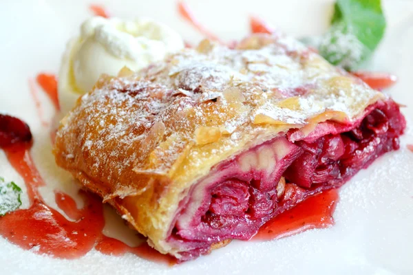 Strudel de cereza con helado y menta — Foto de Stock