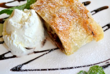dondurma ve nane ile Apple strudel