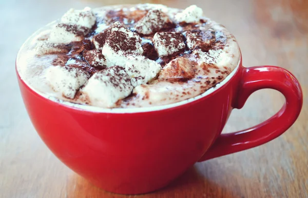 Red cup of hot cocoa with marshmallows and cinnamon — Stock Photo, Image
