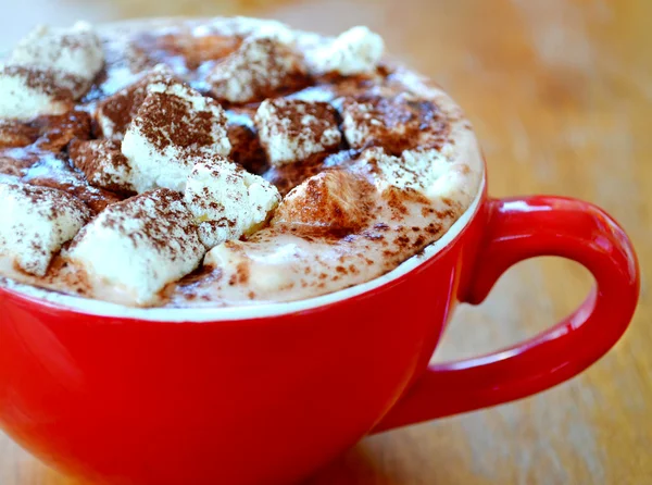 Red cup of hot cocoa with marshmallows and cinnamon — Stock Photo, Image