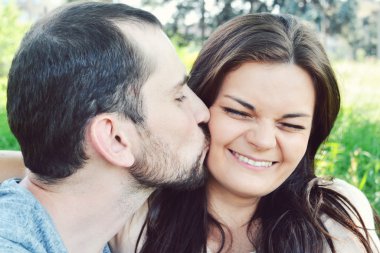 süre o gülüyor ve ekşitmeden kadın bir yanak öpmeye adam