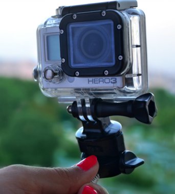Kiev, Ukrayna - Ağustos 6, 2014: genellikle aşırı eylem video fotoğrafçılıkta kullanılan küçük gopro hero3 kamera tutan el.