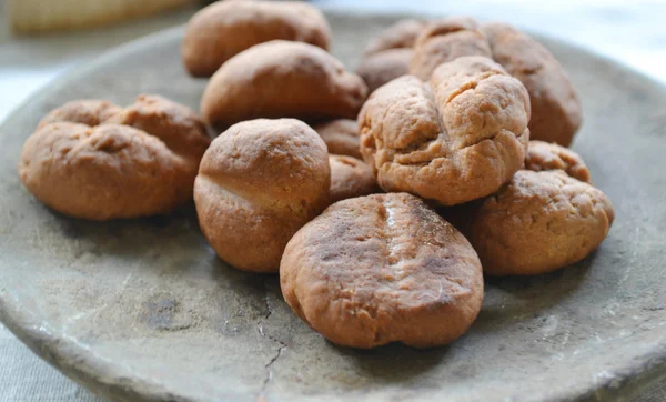 Piatto con biscotti marroni — Foto Stock