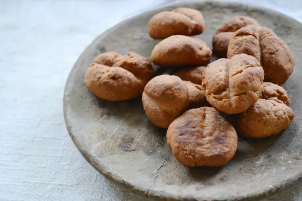 Piatto con biscotti marroni — Foto Stock