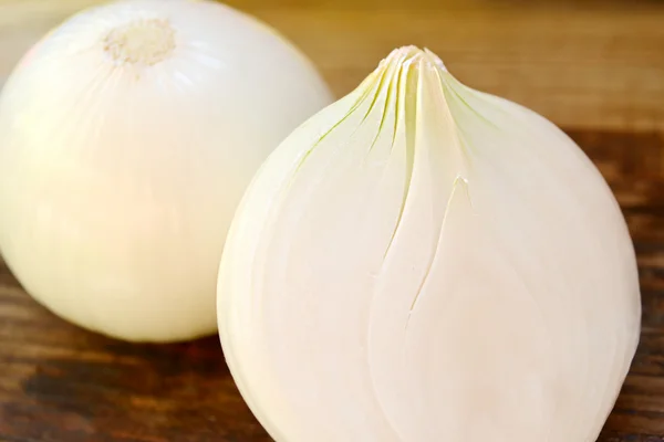 Oignons blancs entiers et coupés, qui sont bons pour les salades — Photo