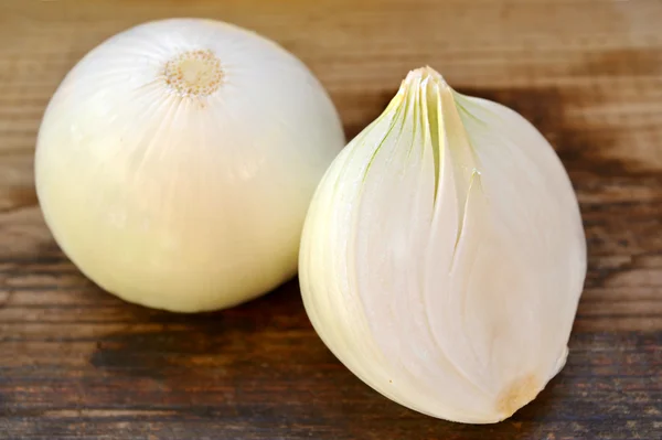 Cipolle bianche intere e tagliate, che fanno bene alle insalate — Foto Stock
