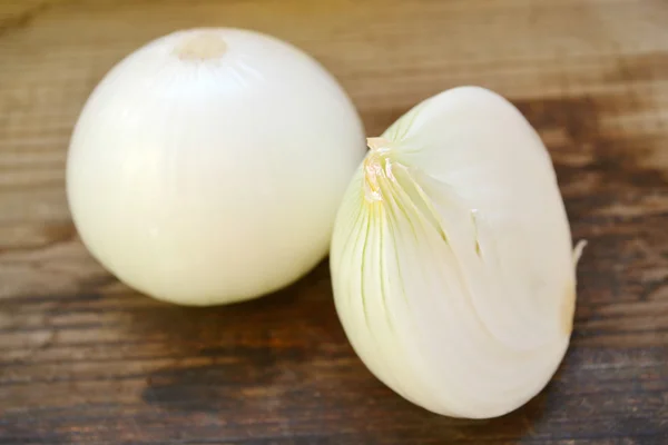 Ціла і нарізана біла цибуля, що добре підходить для салатів — стокове фото