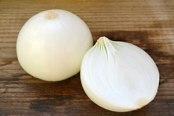 Cipolle bianche intere e tagliate, che fanno bene alle insalate — Foto Stock