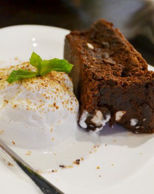 Dilim kek kek vanilyalı dondurma ve nane