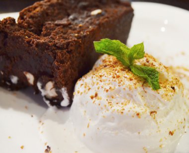 Dilim kek kek vanilyalı dondurma ve nane