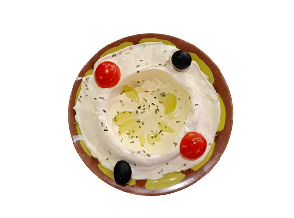 Zachte witte kaas op een plaat met tomaten en olijven — Stockfoto