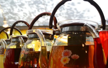 bitki çayı ile birkaç cam çaydanlık