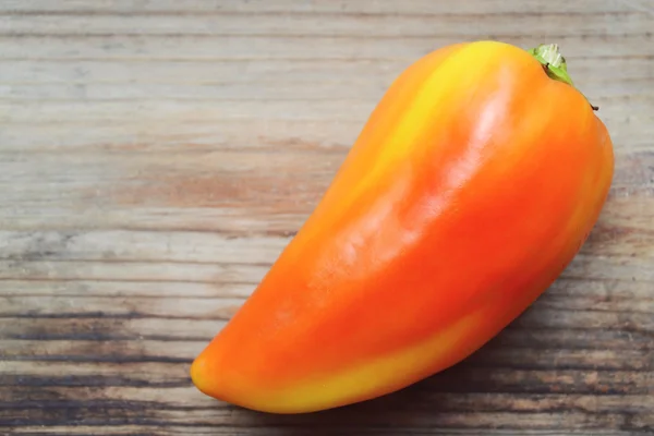 Dolce peperone rosso e arancione su fondo di legno — Foto Stock