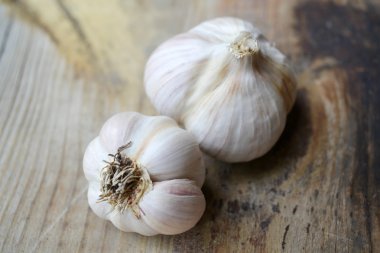 tamamen organik sarımsak ve ahşap zemin üzerinde karanfil
