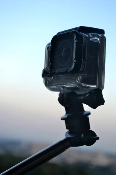 KYIV, UCRANIA - 6 de agosto de 2014: Pequeña cámara GoPro hero3 en cubierta impermeable a menudo utilizada en la fotografía de vídeo de acción extrema . — Foto de Stock
