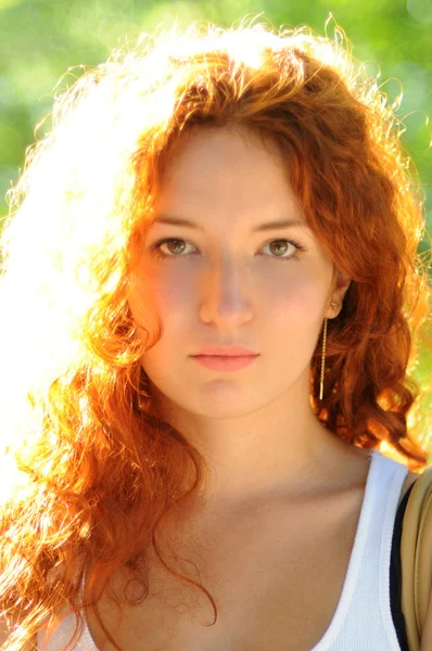 Beautiful young redhead woman looking directly with confidence — Stock Photo, Image