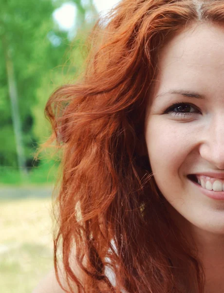 Hermosa joven pelirroja sonriendo felizmente — Foto de Stock