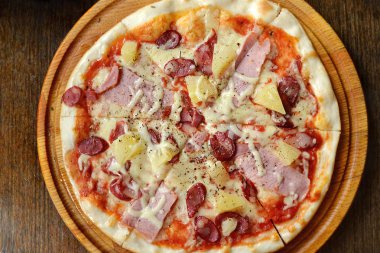 sosis ve ananas ahşap plaka üzerinde yuvarlak pizza