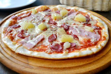 sosis ve ananas ahşap plaka üzerinde yuvarlak pizza
