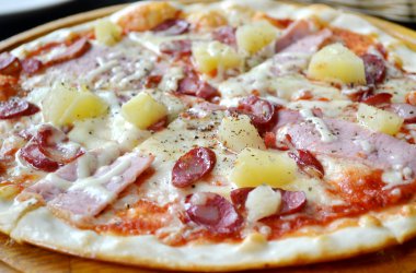sosis ve ananas ahşap plaka üzerinde yuvarlak pizza