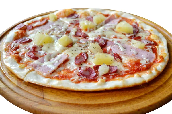 Runda pizza med korv och ananas på en träplatta isolerad på vit bakgrund — Stockfoto