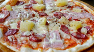 sosis ve ananas ahşap plaka üzerinde yuvarlak pizza