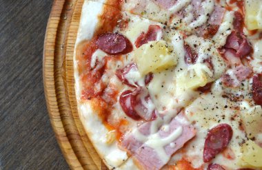 sosis ve ananas ahşap plaka üzerinde yuvarlak pizza
