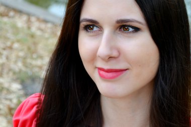 Kırmızı dudaklar gülümseyen güzel esmer kadın