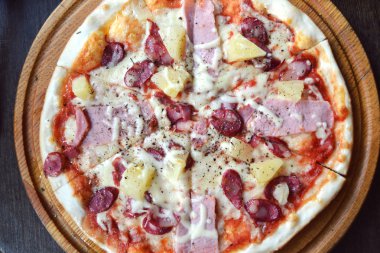 sosis ve ananas ahşap plaka üzerinde yuvarlak pizza