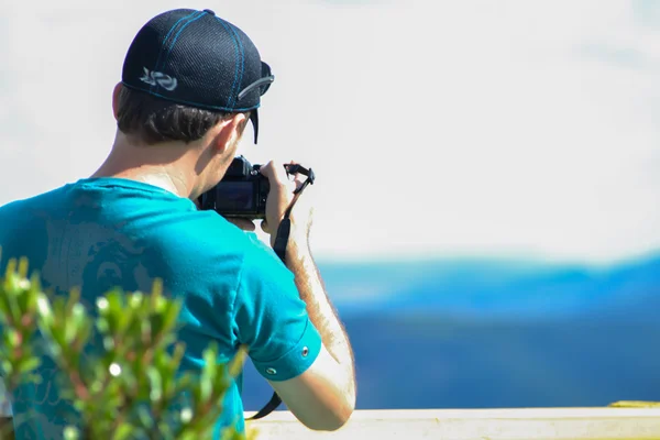 Hombre fotografiando — Foto de Stock