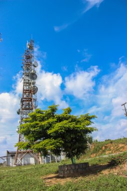 Kuleler ve mavi gökyüzü