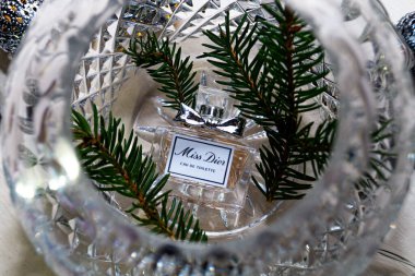 12.12.2021 Brest Belarus. Yeşil köknar dalları arasında bir kristal kürede bir şişe Bayan Dior eau de tuvalet.