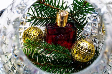 12 / 12 / 2021 Brest Belarus Bir şişe Versace Eros yeşil köknar dalları arasında bir kristal kürede tuvalet suyu