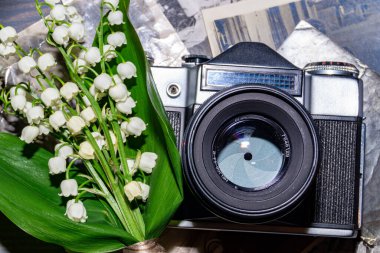 10.05.2021 Brest Belarus retro kamera ve vadi zambakları.