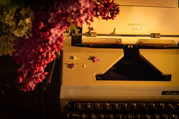 2021 Máquina Escrever Velha Com Flores Lilás Texto Russo Memórias — Fotografia de Stock