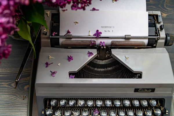 2021 Oude Schrijfmachine Met Lila Bloemen Tekst Het Russisch Memories — Stockfoto