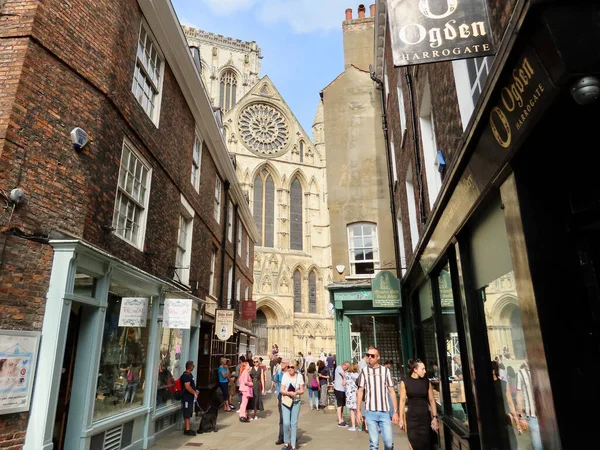 York kathedraal en straat — Stockfoto