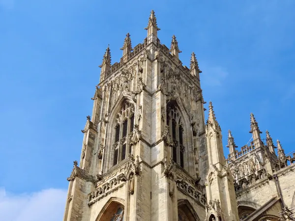 Центральна вежа собору в Йорку. — стокове фото