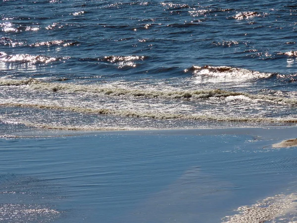 Mała rzeka na plaży — Zdjęcie stockowe