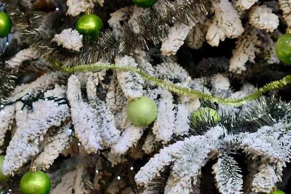 Grüne Christbaumkugel Grünes Lametta Kunstschnee Gefälschte Tannenzweige — Stockfoto