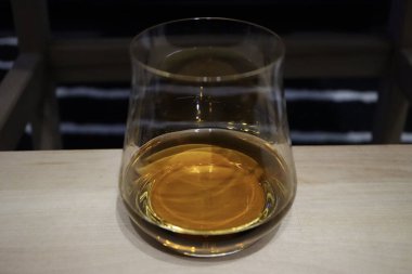 Kehribar renkli viski.