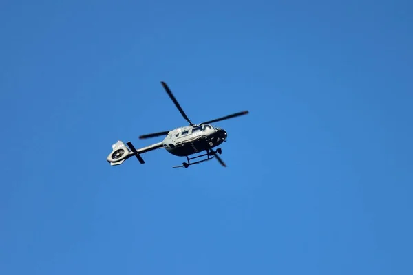 Поліційний вертоліт над Люксембургом — стокове фото
