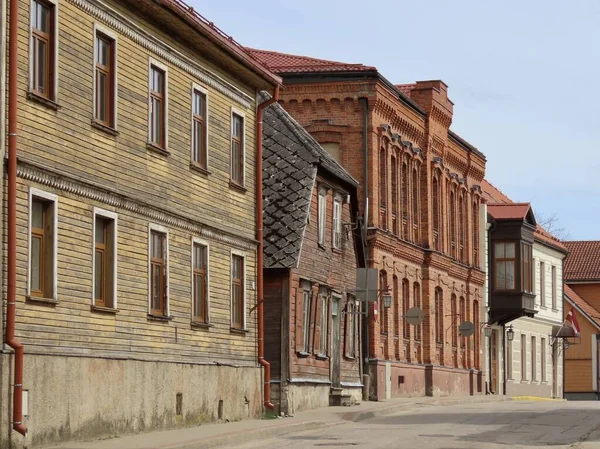 Oude Houten Rode Bakstenen Huizen Aan Smalle Pils Straat Cesis — Stockfoto