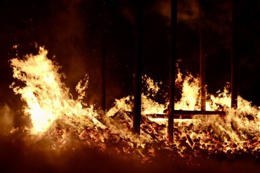 Buergbrennen festivali Lüksemburg 'da. Baharın başlangıcını sahte kaleler yakarak kutluyoruz. Kırmızı kömür ve alevler