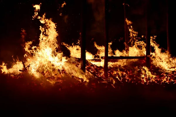 在卢森堡举行的比尔哥本节 通过焚烧模拟城堡来庆祝春季开始的冬季结束 红煤和火焰 — 图库照片