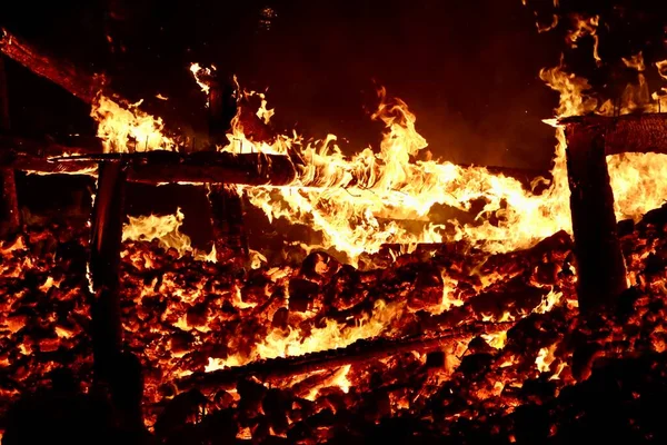 ルクセンブルクのBuergblennenフェスティバル 模擬城を焼き 春の始まりの冬の終わりを祝います 石炭と炎 — ストック写真